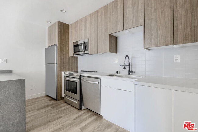 6350 Willoughby Ave in Los Angeles, CA - Building Photo - Building Photo