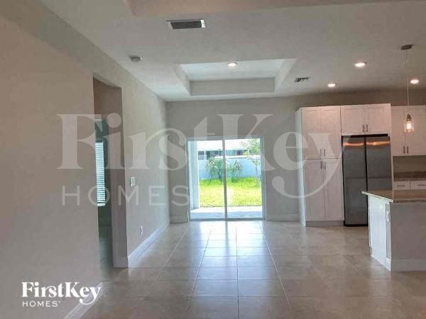 921 NW 15th Pl in Cape Coral, FL - Foto de edificio - Building Photo