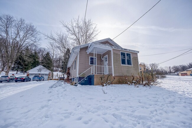 828 Hulton Rd in Verona, PA - Building Photo - Building Photo