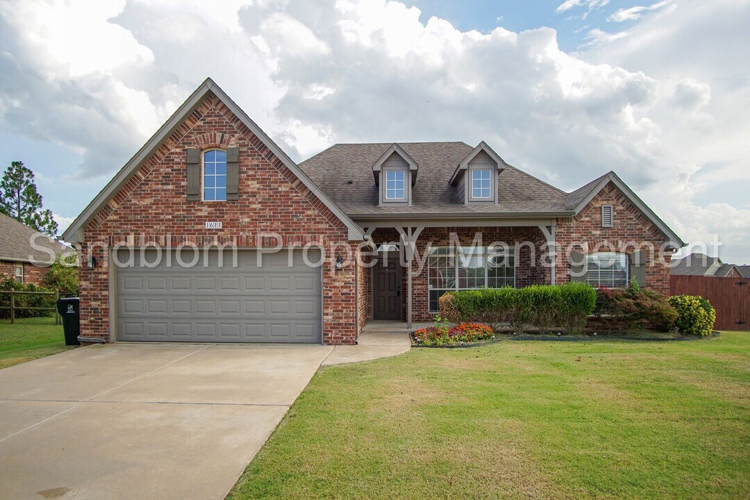 1611 W Austin Pl in Broken Arrow, OK - Building Photo
