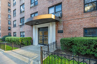 10212 65th Ave in Forest Hills, NY - Foto de edificio - Building Photo