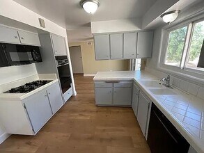 19821 Merryhill St in Santa Clarita, CA - Building Photo - Building Photo