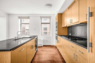 100 W 58th St in New York, NY - Building Photo - Building Photo