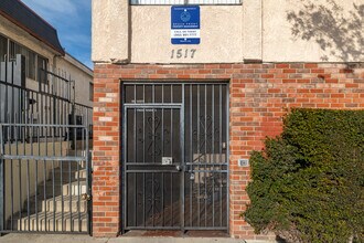 1517 W Carson St in Torrance, CA - Foto de edificio - Building Photo