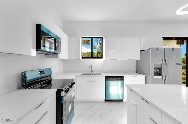 846 Cadis St E in Lehigh Acres, FL - Foto de edificio - Building Photo