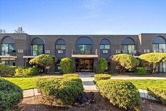 1000 E Orchard St in Mundelein, IL - Building Photo - Building Photo