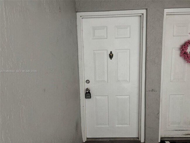 655 SW 111th Way in Pembroke Pines, FL - Foto de edificio - Building Photo