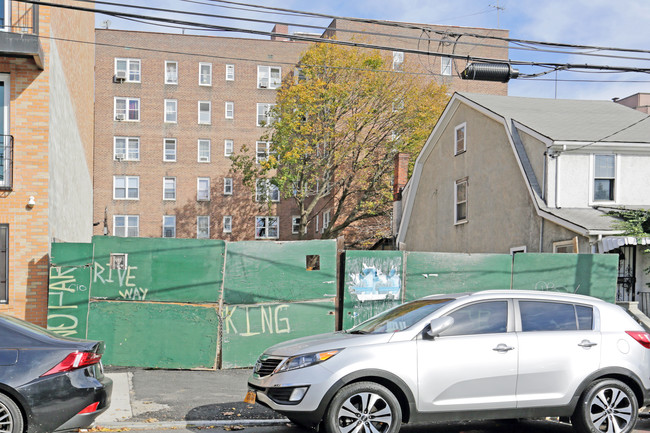 6717 Austin St in Flushing, NY - Building Photo - Primary Photo