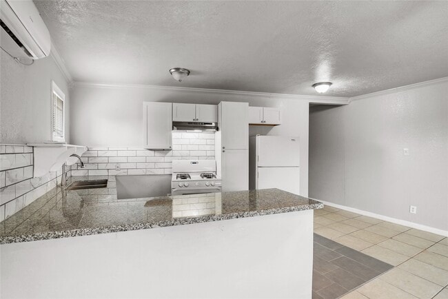 property at 4811 Oakland St