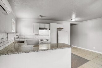 4811 Oakland St in Houston, TX - Foto de edificio - Building Photo