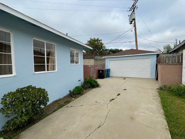 12505 Manor Dr in Hawthorne, CA - Foto de edificio - Building Photo