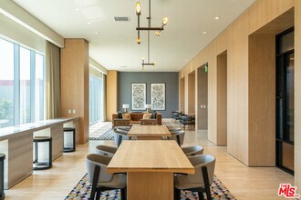 2435 S Sepulveda Blvd-Unit -PH 214 in Los Angeles, CA - Foto de edificio - Building Photo