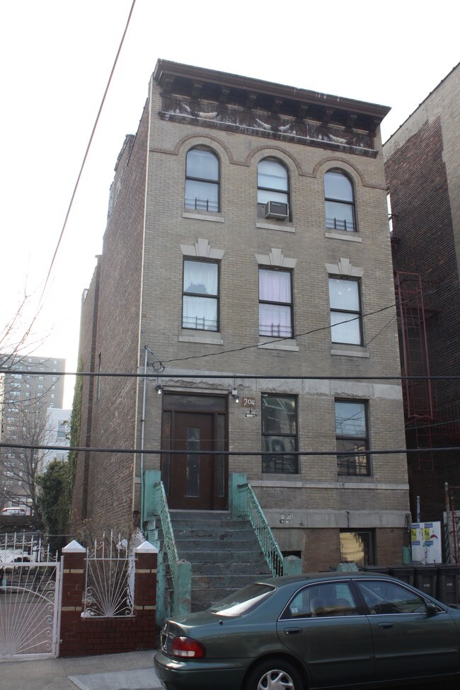 704 Eagle Ave in Bronx, NY - Foto de edificio - Building Photo