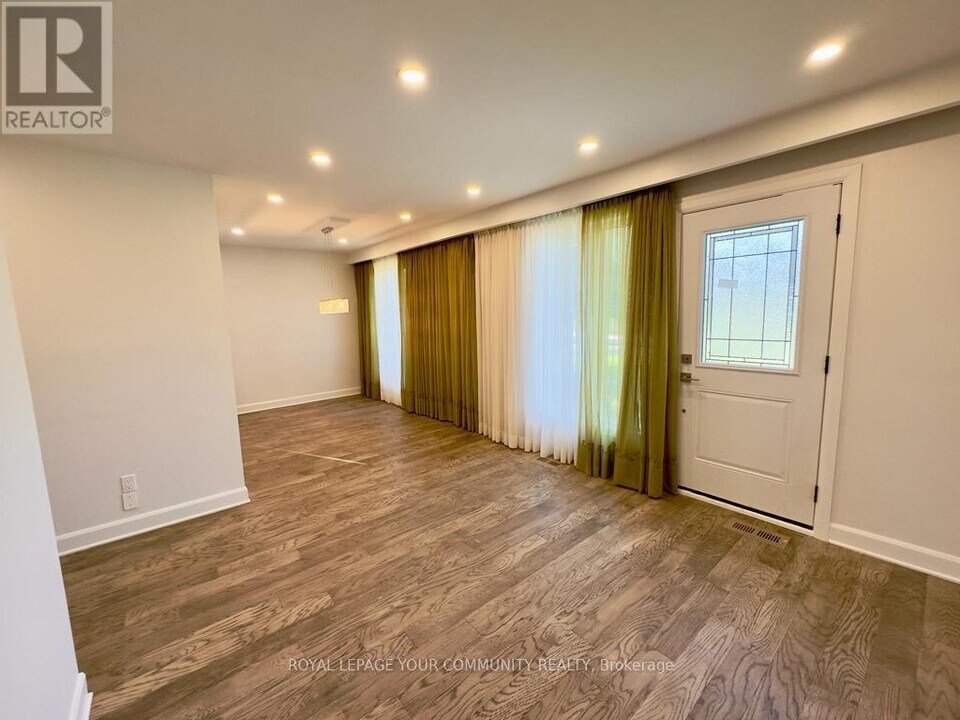 19 Huron Ct in Aurora, ON - Building Photo
