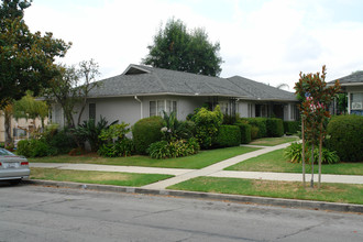 417-421 S Kenneth Rd in Burbank, CA - Building Photo - Building Photo