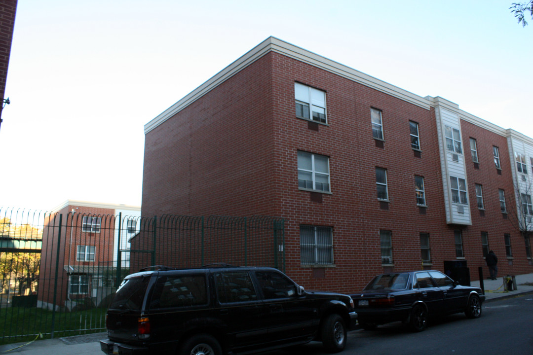 Stadium Court in Bronx, NY - Building Photo