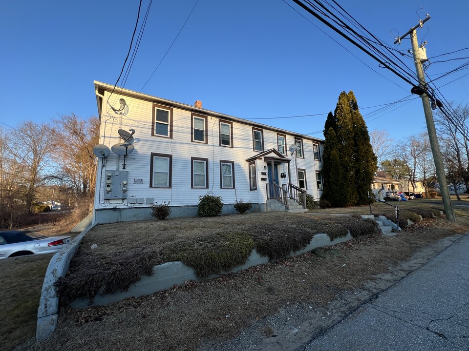 45 School St, Unit C in Killingly, CT - Foto de edificio