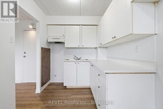 19 Manchester Ave in St Catharines, ON - Building Photo - Building Photo