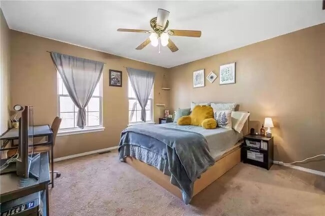 894 W Peachtree Dr in Fayetteville, AR - Building Photo - Building Photo