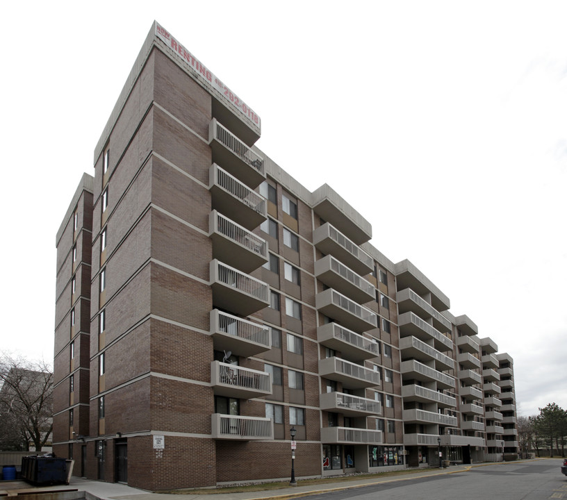 Markham Corners in Toronto, ON - Building Photo