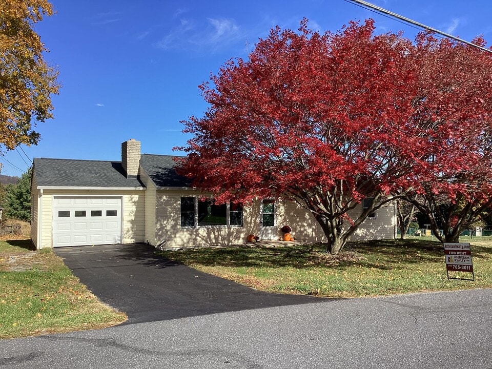 15341 Orchard Ave in Blue Ridge Summit, PA - Building Photo