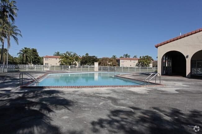 433 SW 86th Ave in Pembroke Pines, FL - Foto de edificio - Building Photo
