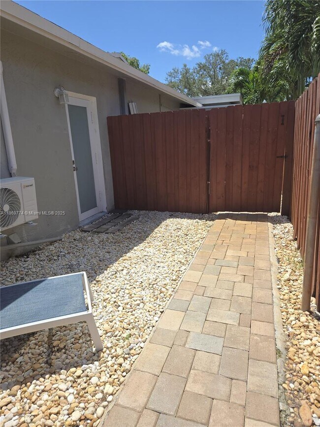 11030 NW 18th St in Pembroke Pines, FL - Building Photo - Building Photo