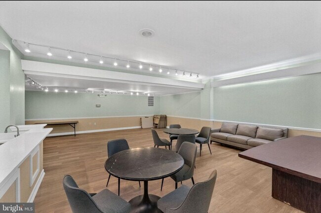 5340 Holmes Run Pky, Unit Pavilion on the park in Alexandria, VA - Foto de edificio - Building Photo