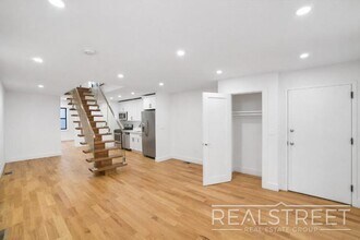 Magnificent 4 Bed 3.5 Bath Brownstone Duplex in Crown Heights in Brooklyn, NY - Foto de edificio - Building Photo