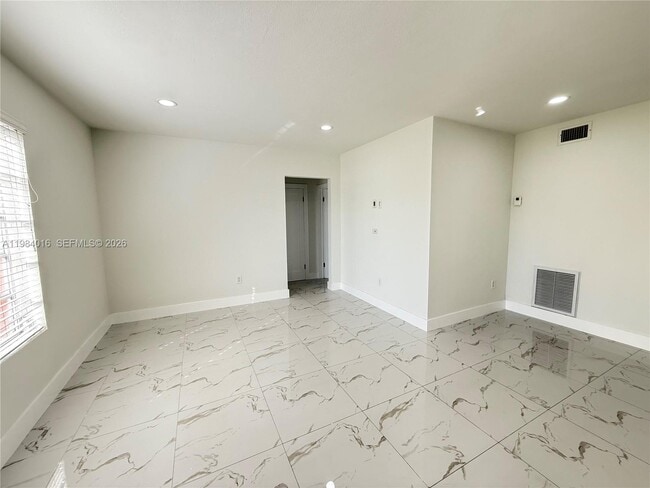 617 SW 11th St, Unit 14 in Miami, FL - Foto de edificio - Building Photo