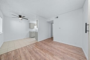 9008 Galewood Dr, Unit 7-225 in Austin, TX - Building Photo