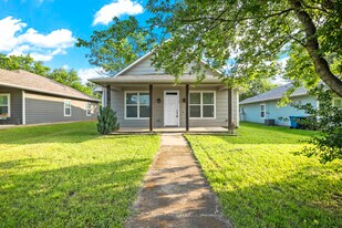 727 W Morton St in Denison, TX - Building Photo