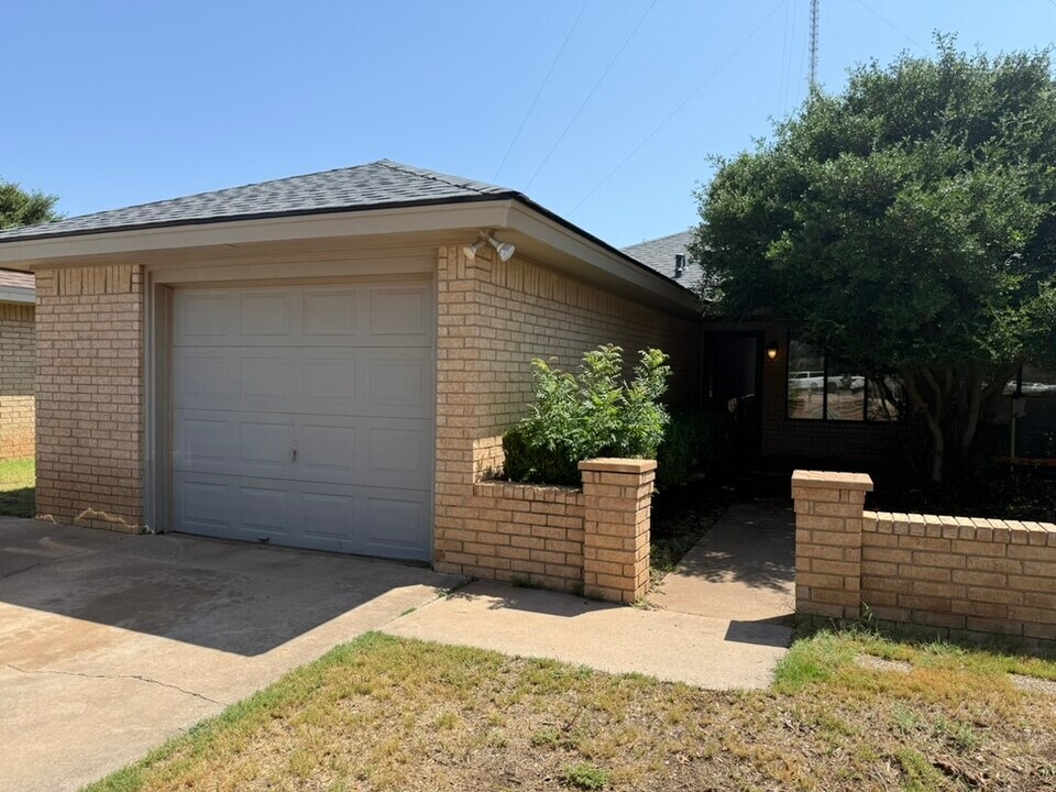 7407 Akron Ave in Lubbock, TX - Foto de edificio