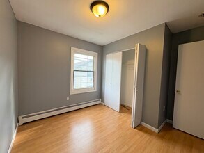 35 Fairview Ave, Unit 2 in Jersey City, NJ - Foto de edificio - Building Photo