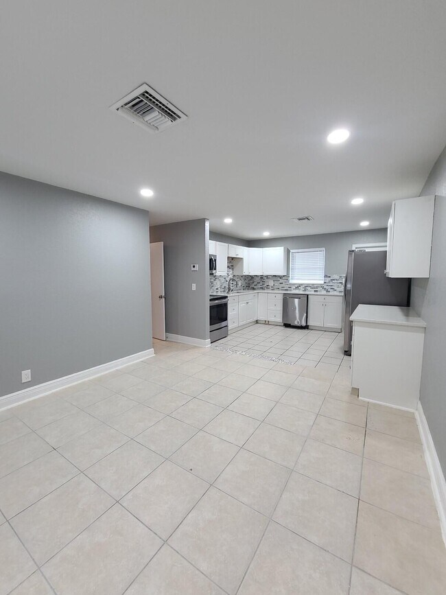 1634 W 9th St
