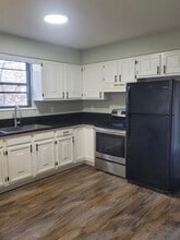 8511 England St in Overland Park, KS - Building Photo - Building Photo