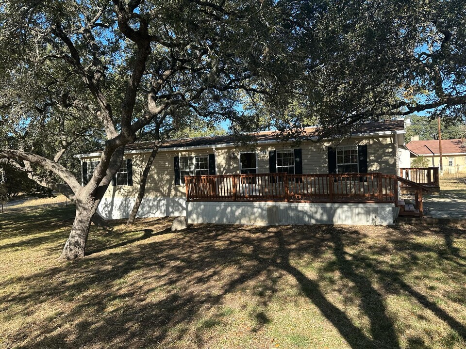 196 Stolles Dr in Pipe Creek, TX - Building Photo