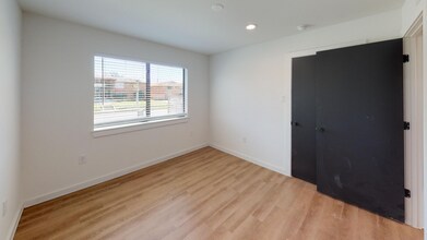 5103 Live Oak St, Unit 2101 in Dallas, TX - Foto de edificio - Building Photo