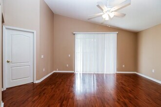 30800 Birdhouse Dr in Wesley Chapel, FL - Foto de edificio - Building Photo