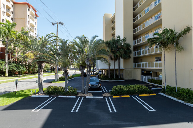 Riverside Terrace Condominiums in Pompano Beach, FL - Foto de edificio - Building Photo