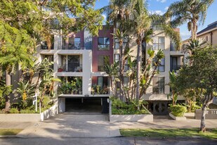 12000 Goshen Ave in Los Angeles, CA - Building Photo