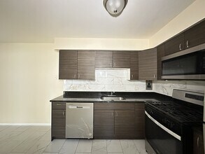 622 Lincoln Ave, Unit 301 in Addison, IL - Foto de edificio - Building Photo