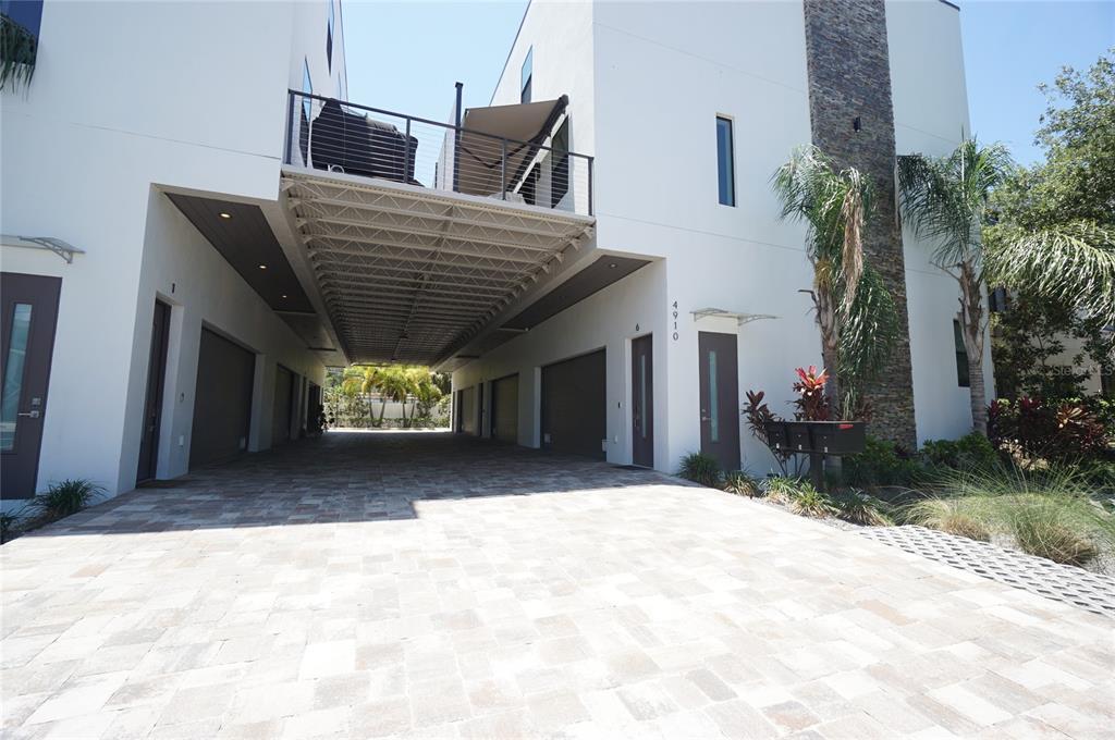 4910 W McElroy Ave in Tampa, FL - Building Photo