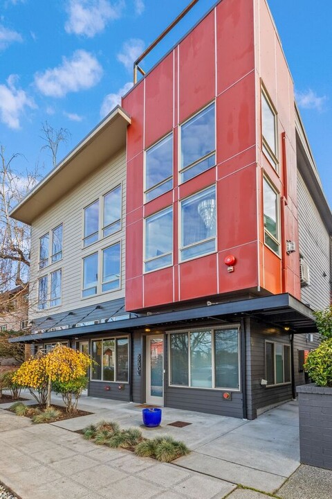 5230 California Ave SW in Seattle, WA - Building Photo