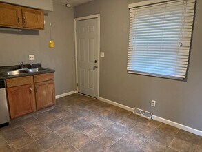 26-32 Circle Dr in Chatham, IL - Building Photo - Building Photo