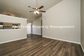 8858 Meadow Range St in San Antonio, TX - Foto de edificio - Building Photo