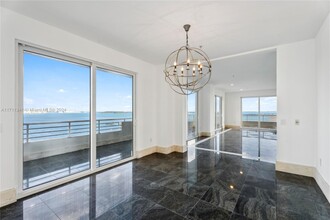 1402 Brickell Bay Dr in Miami, FL - Building Photo - Building Photo