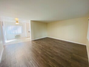10851 Moorpark St in North Hollywood, CA - Foto de edificio - Building Photo