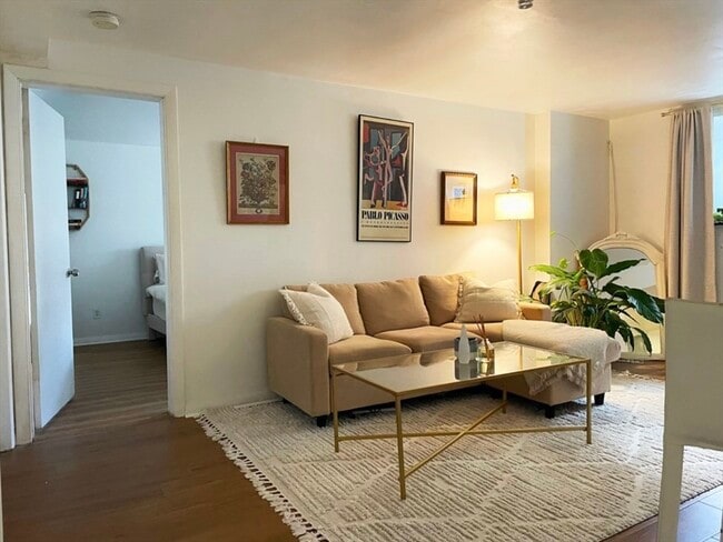 34 Kinross Rd in Boston, MA - Foto de edificio - Building Photo