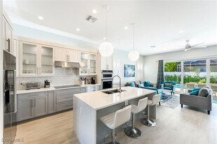 596 111th Ave N in Naples, FL - Building Photo